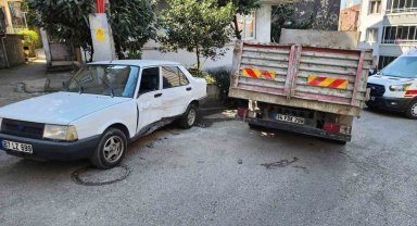 Freni boşalan kamyonet araca çarparak durabildi