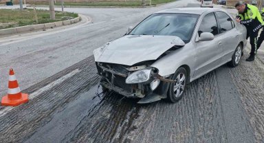 Hafif ticari araç ve otomobil çarpıştı: 5 yaralı