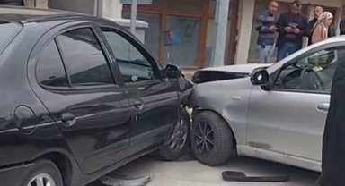 İki otomobil çarpıştı: 3 yaralı