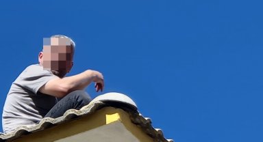 İntihar için çatıya çıkan şahsı kaymakam ikna etti