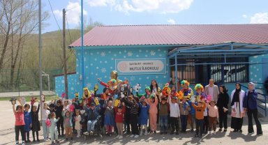Jandarmadan köy okulu çocuklarına yürek ısıtan 23 Nisan sürprizi