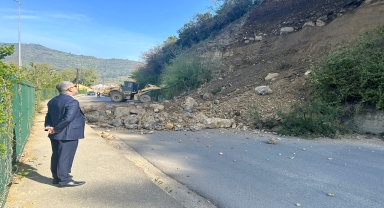 Karabük'te heyelan nedeniyle mahalle yolu ulaşıma kapandı