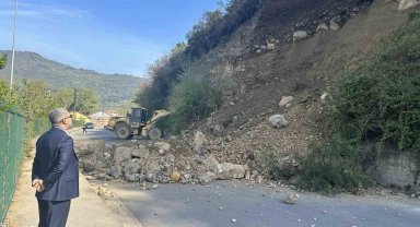 Karabük'te heyelan yolu kapattı