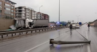 Kontrolden çıkan tır aydınlatma direğine ve duvara çarptı
