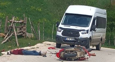 Minibüs motosikletle çarpıştı: 1 ölü