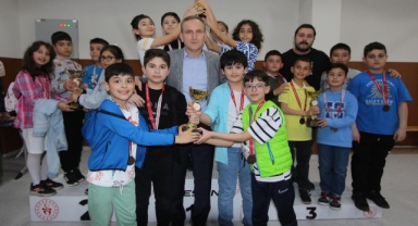 Minikler satranç tahtasında hünerlerini gösterdi
