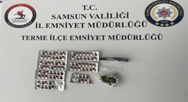 Samsun'da bir araçta 96 sentetik ecza hapı ile esrar bulundu