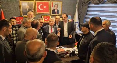 Seçimi kaybeden belediye başkanı milletvekiline çiçek fırlatıp hakaret etti