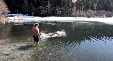Soğuk havaya aldırmadılar buz tutmuş göle girdiler