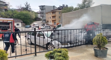Tokat’ta çıkan yangında otomobilde hasar oluştu