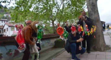 Tokat'ta askıda şeker etkinliğiyle bayrama tatlı dokunuş