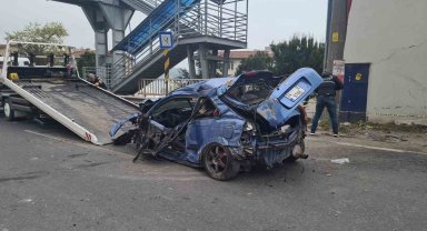 Trafo binasına çarpan otomobil hurdaya döndü: 1 ölü, 1 yaralı