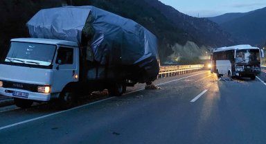 Tur midibüsü kaza yaptı: 2 yaralı