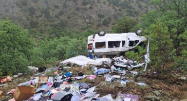 Viraji alamayan minibüs şaramplole yuvarlandı