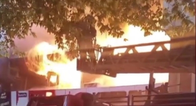 2 işyeri alev alev yandı