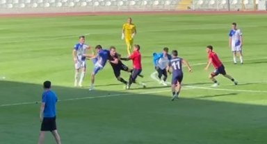 Amatör maçta kavga: Sahaya çöp kovası atıldı, futbolcular birbirine girdi