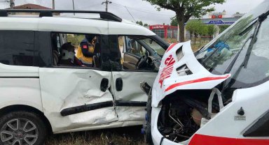 Ambulans ile panelvan araç çarpıştı: 3 yaralı