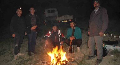 Çiftçiler tüfeklerle domuz nöbeti tutuyor