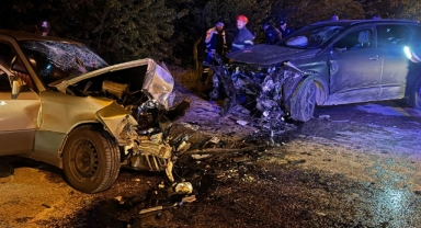 Facia gibi kaza: Kafa kafaya çarpışan araçlarda 7 kişi yaralandı