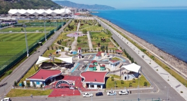 Geleceğin sürücülerine Karadeniz manzaralı parkta trafik eğitimi
