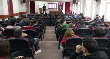 Gençliğin dijital okuryazarlığı güçleniyor: Dezenformasyonla mücadele eğitimleri Trabzon'da başladı