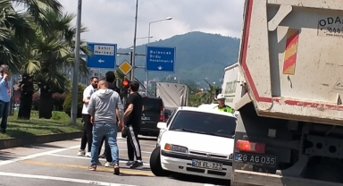 Giresun'da ters yola dönen otomobil, kamyonetin altına girdi! Faciadan dönüldü!