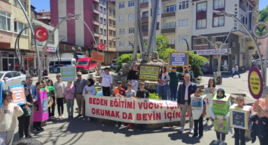Giresun'un o ilçesinde öğrenci ve veliler kitap okuma etkinliğinde buluştu