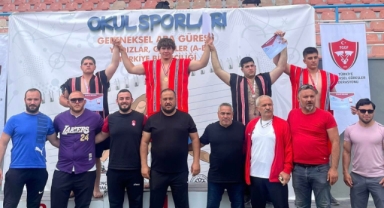 Giresunlu güreşçiler madalya ile döndüler