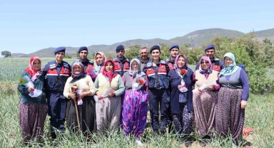 Jandarma ekipleri anneleri unutmadı