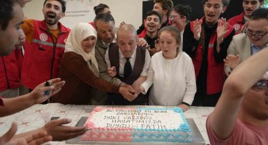 Kanseri yenen özel bireye doğum günü sürprizi: Hemşireler sevincine ortak oldu