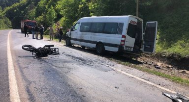 Motosiklet, minibüs ile çarpıştı: 1 ölü