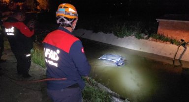 Otomobil su kanalına düştü: 2 ölü