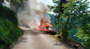 Park halindeki otomobil alev alev yandı
