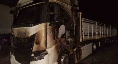 Park halindeki tır alev aldı