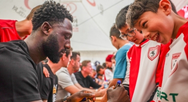 Samsunsporlu futbolcular minik öğrencilerle buluştu
