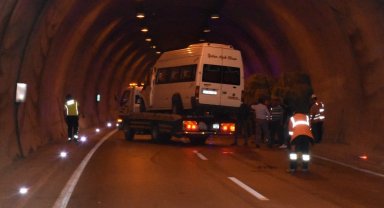 Sinop'ta traktör ile yolcu minibüsü çarpıştı: 11 yaralı