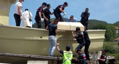 Yaptırdıkları tekne mezarları oldu