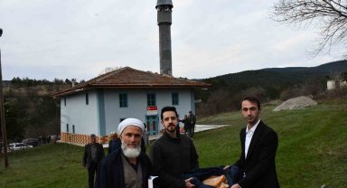 500 yıllık tarihi camide buluşan köylülerden geleneksel bayramlaşma töreni