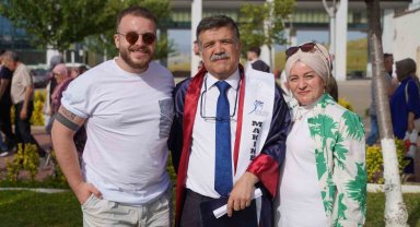 60 yaşında üniversiteyi birincilikle bitirdi