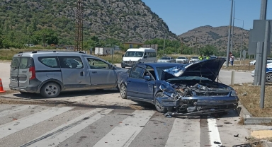 Amasya'da iki otomobil çarpıştı, 3 kişi yaralandı