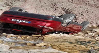 Artvin'de otomobilin dere yatağına yuvarlandığı kazada 4 kişi yaralandı