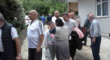 Atalarından gelen bayramlaşma geleneğini sürdürüyorlar