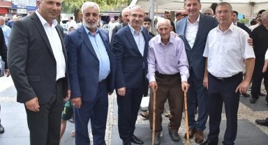 Başkan Candal, ilçe meydanında halkla bayramlaştı