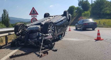 Çarpışan iki otomobil takla attı: 1 ölü, 5 yaralı