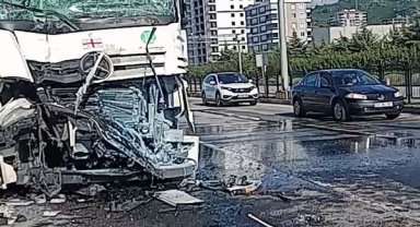 Giresun'da ışıklarda bekleyen yolcu otobüsüne tır çarptı: 5 yaralı