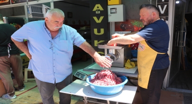 Havza'da kasap ve şarküterilerde kıyma mesaisi devam ediyor