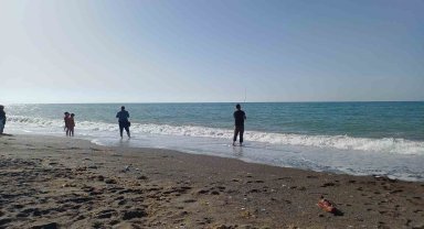 Karadeniz'de denize girmek yasaklandı, sahiller balıkçılara kaldı