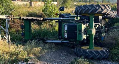 Kurban kesimi yapılan iş makinesi dereye devrildi