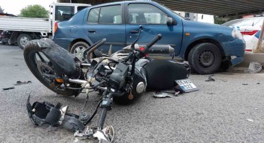 Otomobile çarpan motosikletli ağır yaralandı