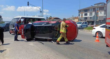 Özel halk otobüsü ile otomobil çarpıştı: 5 yaralı